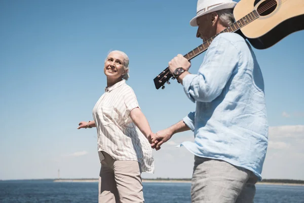 Couple aîné avec guitare — Photo