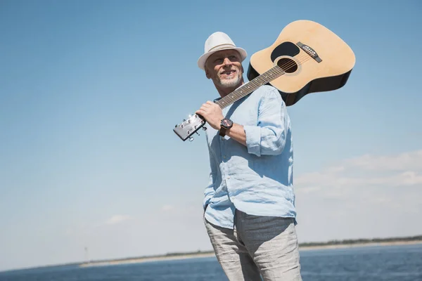 Senior mit Gitarre — Stockfoto