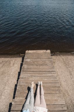 riverside, tahta kaldırımda yalan Çift