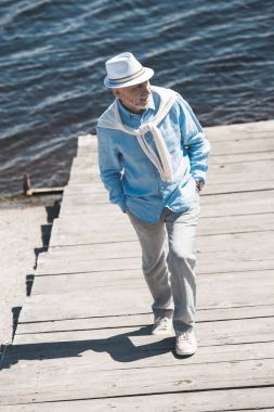 Riverside üzerinde yürüyen moda üst düzey adam