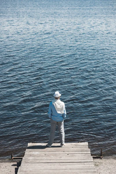 Na co dzień człowieka stojącego na nabrzeżu w ciągu dnia — Zdjęcie stockowe