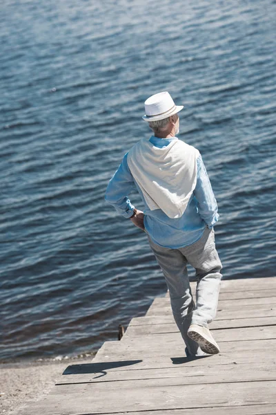 Casual senior homme marche sur le bord de la rivière — Photo gratuite