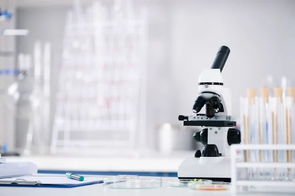Vetenskapliga verktyg vid laboratoriet — Stockfoto