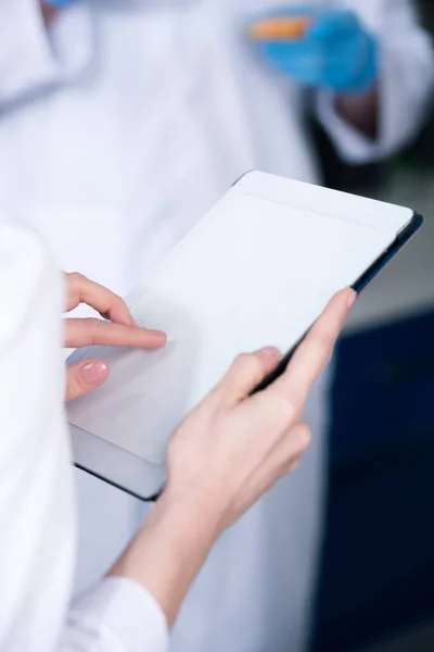 Cientista que trabalha com tablet digital — Fotografia de Stock