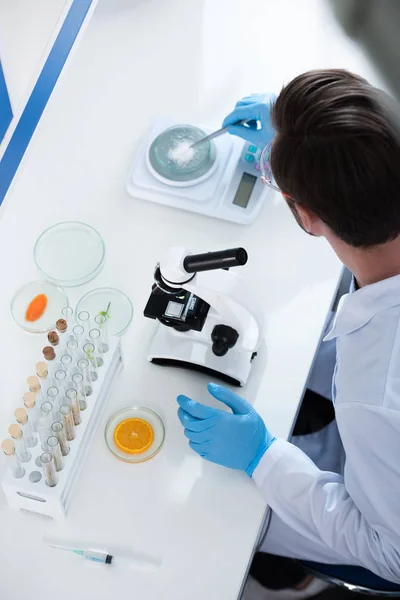 Científico masculino en laboratorio — Foto de Stock