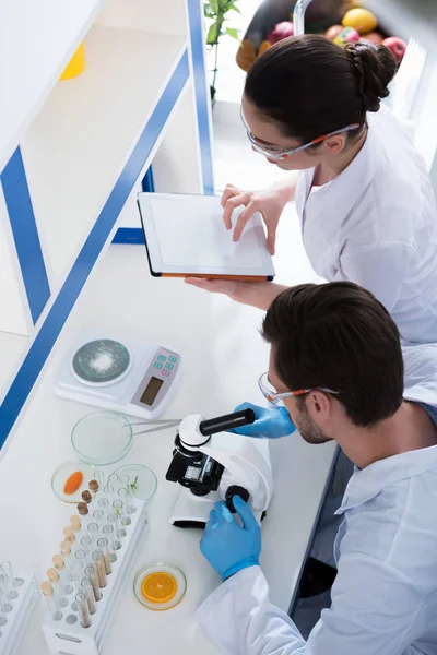 Científicos durante el trabajo en laboratorio — Foto de Stock