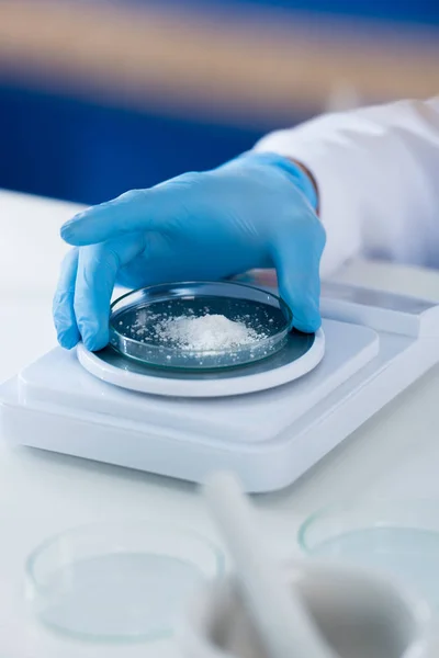 Cientista durante o trabalho no laboratório moderno — Fotografia de Stock