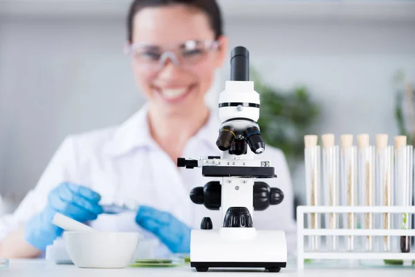 Científica en laboratorio — Foto de Stock