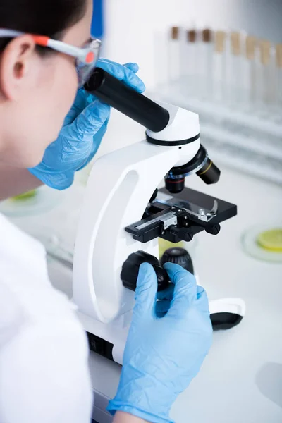 Cientista feminina em laboratório — Fotografia de Stock