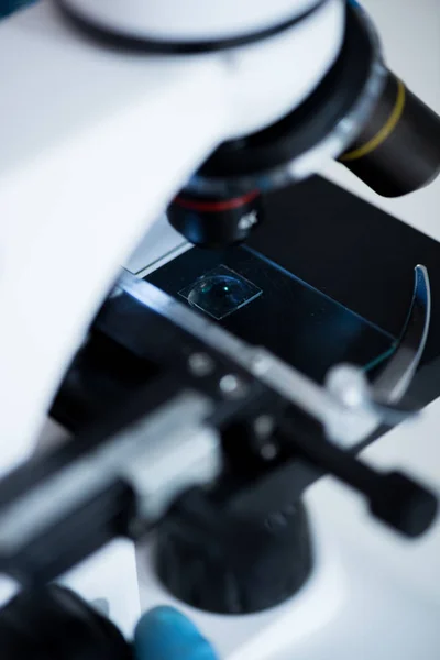 Primer plano, microscopio en laboratorio — Foto de stock gratis