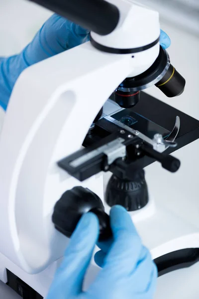 Cientista durante o trabalho no laboratório moderno — Fotografia de Stock