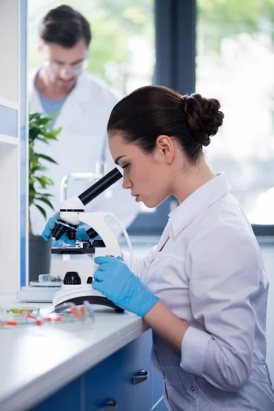 Vrouwelijke wetenschapper bij laboratorium — Stockfoto