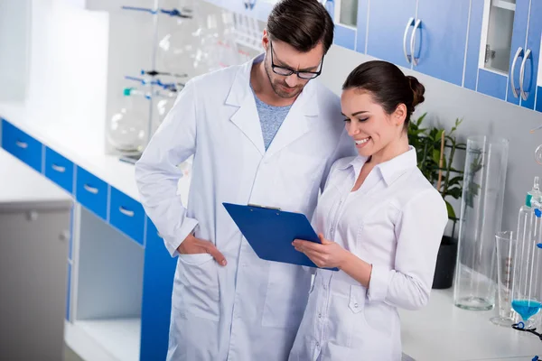 Científicos durante el trabajo en laboratorio — Foto de Stock