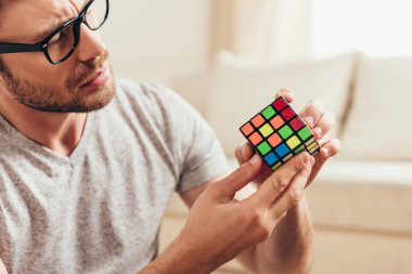 Rubik küp ile genç adam 