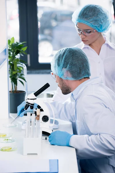 Οι επιστήμονες κατά τη διάρκεια της εργασίας στο εργαστήριο — Φωτογραφία Αρχείου
