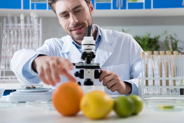 Científico masculino en laboratorio — Foto de Stock