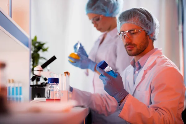 Scienziati durante il lavoro in laboratorio — Foto Stock