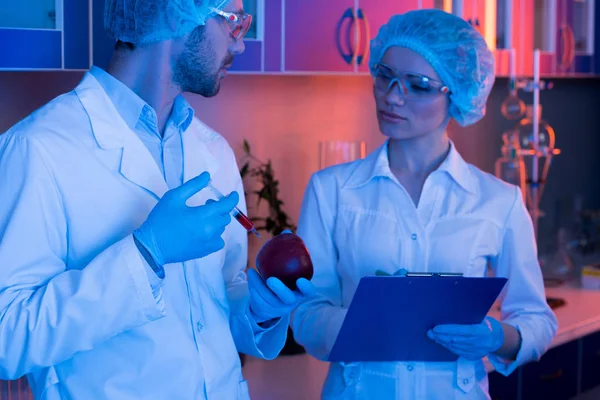 Wetenschappers tijdens de werkzaamheden op het laboratorium — Gratis stockfoto