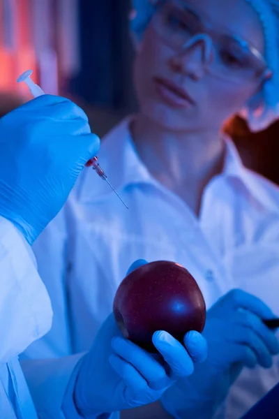 Scienziati durante il lavoro in laboratorio — Foto stock gratuita