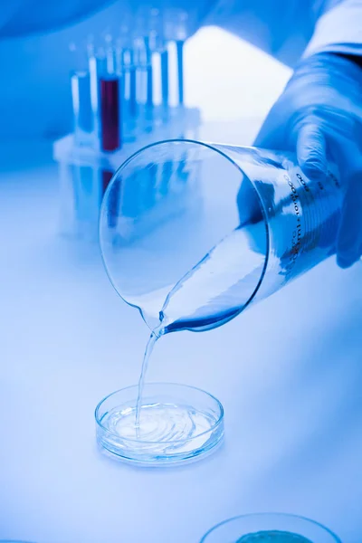 Cientista durante o trabalho no laboratório moderno — Fotografia de Stock