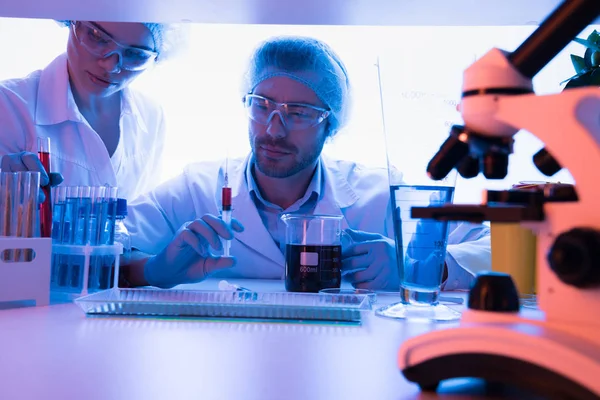 Wetenschappers tijdens de werkzaamheden op het laboratorium — Stockfoto