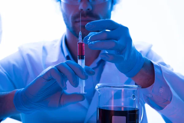 Cientista masculino em laboratório — Fotografia de Stock