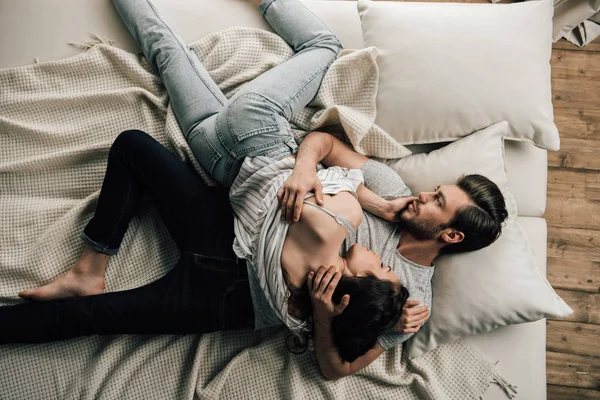 Jovem casal na cama — Fotografia de Stock