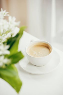 fincan kahve masa üstü çiçekler buket