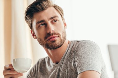 yakışıklı adam evde kahve içme