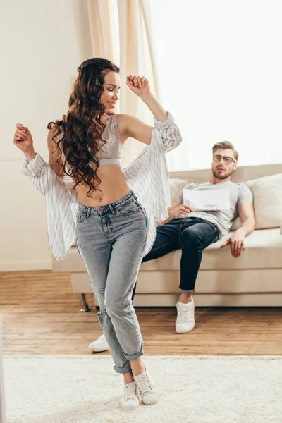 Ung kvinna flirta med pojkvän — Stockfoto