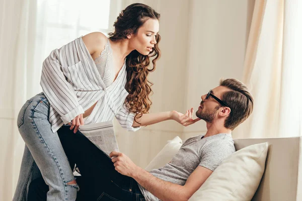 Jovem casal sensual — Fotografia de Stock