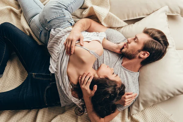 Jovem casal abraçando em casa — Fotografia de Stock