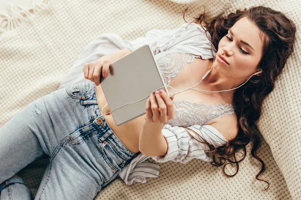 Junge Frau mit digitalem Tablet — Stockfoto