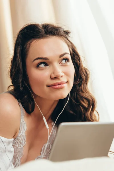 Young woman with digital tablet — Stock Photo, Image