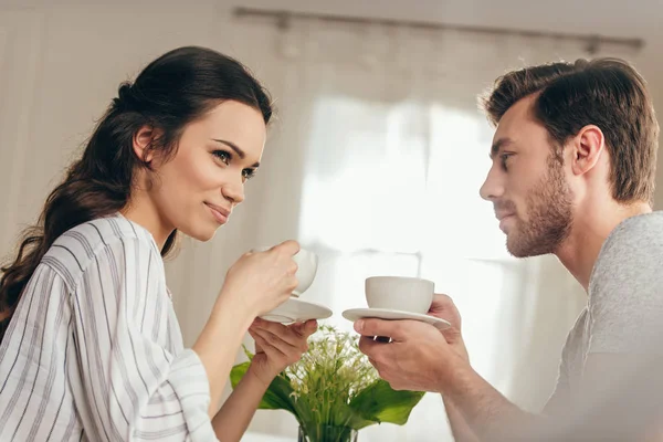 Молодая пара пьет кофе дома — стоковое фото