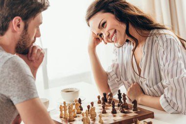 genç bir çift evde satranç
