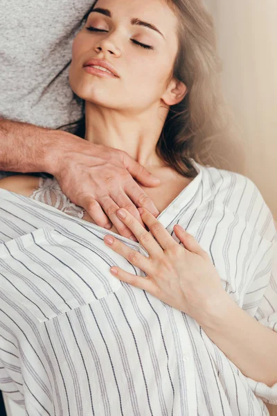 Мужчина трогает грудь чувственной женщины — стоковое фото