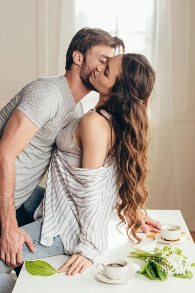 Hombre besar apasionado chica en juego previo — Foto de Stock