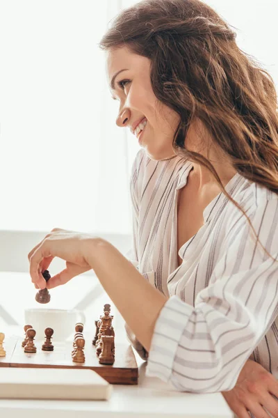 Mujer sonriente figura de ajedrez en movimiento — Foto de stock gratis