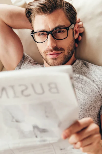 Jovem homem de óculos de leitura jornal — Fotografia de Stock