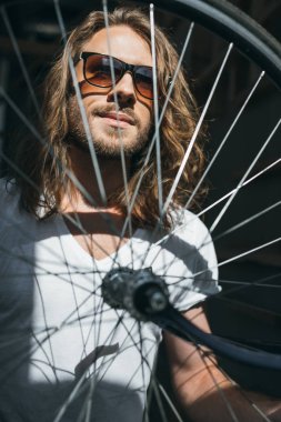Bisikletli genç adam 