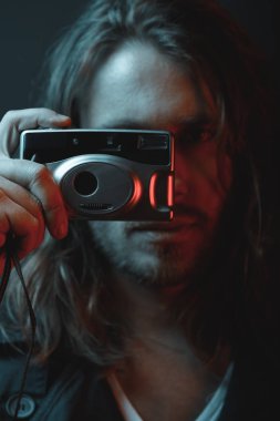 Kameralı genç adam. 