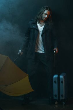 genç adam çanta 