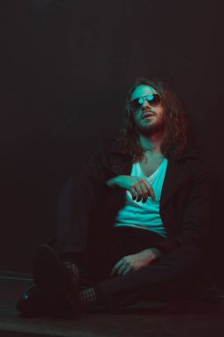 güneş gözlüklü genç uzun saçlı adam