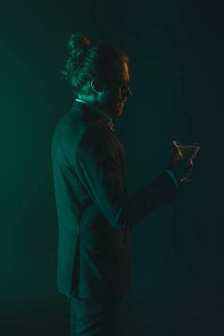 Smokin ile kokteyl cam tutan adam