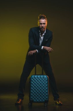 bavula eğilerek smokin genç adam