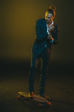adam şık smokin kaykay üzerinde sürme