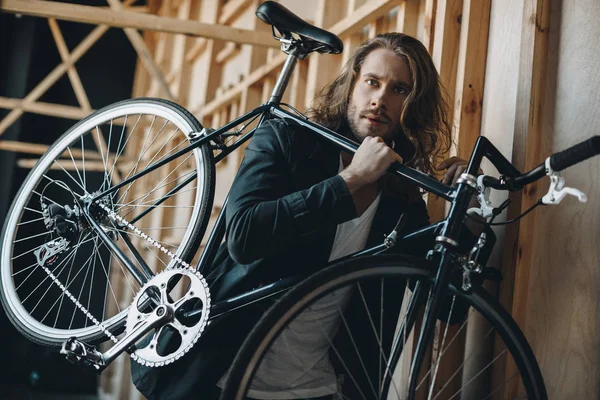 Jongeman met fiets — Stockfoto