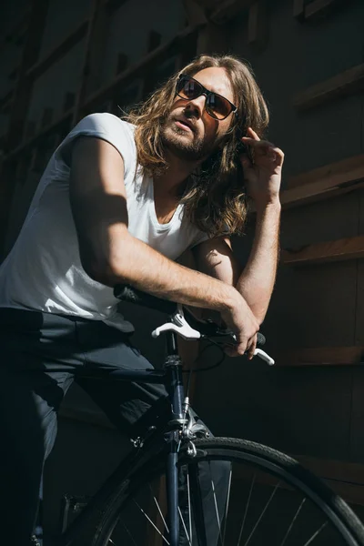 Jongeman met fiets — Stockfoto