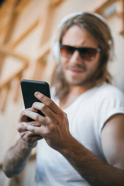 Homem usando smartphone — Fotografia de Stock Grátis